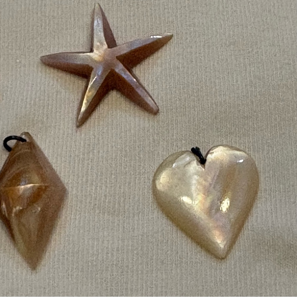 Vintage Mother-Of-Pearl Charms Heart Star Diamond Retro Set of 4 Hand Carved 4pc - Picture 3 of 7